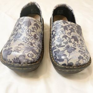 SAVVY Nursing Shoes Ducky Blue White Iridescent Floral Womens Size 8M